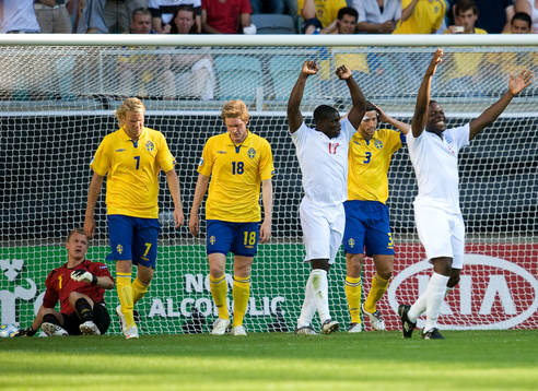 Mattias Bjärsmyr, Sverige, gör självmål. 3-0 till