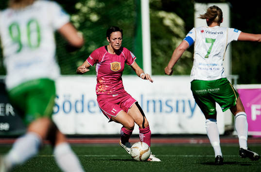 Therese Sjögran, Malmö, dribblar sig fram