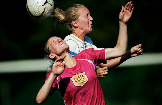Maria Aronsson, Malmö och Karin Lissel, Hammarby, kämpar