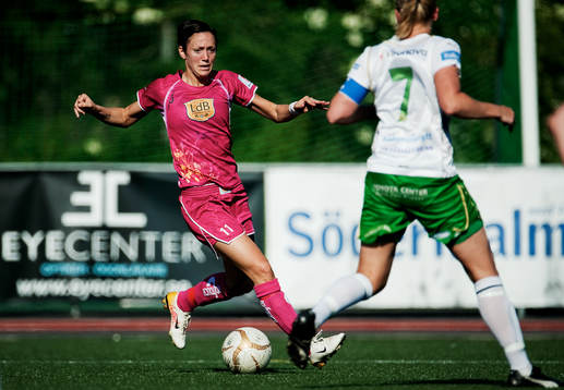 Therese Sjögran, Malmö, dribblar sig fram