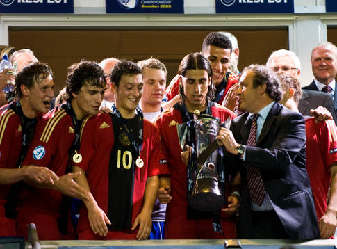 Michel Platini lämnar över pokalen till Tyskland.