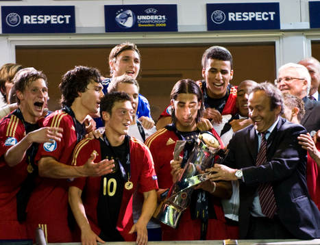 Michel Platini lämnar över pokalen till Tyskland.