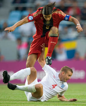 Sami Khedira, Tysakland,  kör över Lee Cattermole, England