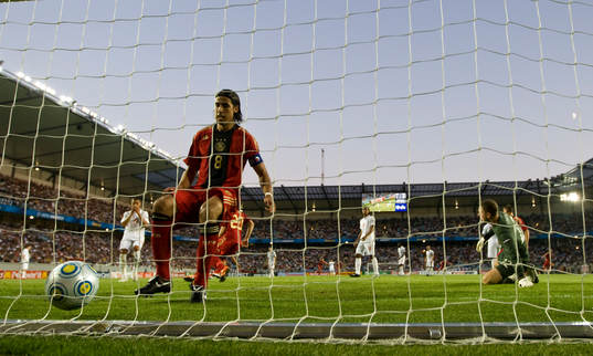 Sami Khedira, Tyskland, hämtar bollen från Englands mål