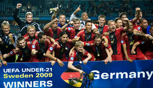 Tyskland, jubel, glädje. EM-guld, guld, pokal, lagbild