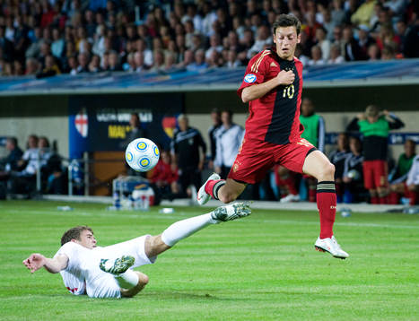 Tysklands stora stjärna Mesut Özil flyger över Martin