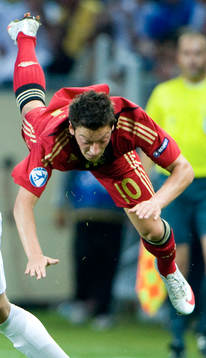 Mezit Özil flyger