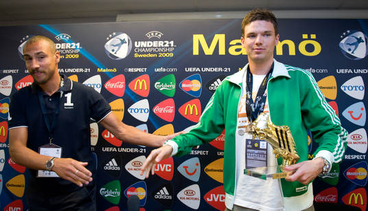 Ambassadören Henrik Larsson lämnar över priset som