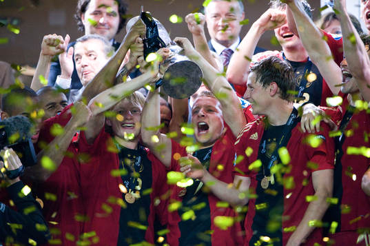 Tyskland mästare, jubel, pokal, konfetti