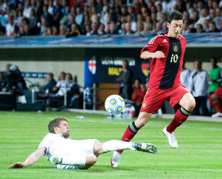 Tysklands stora stjärna Mesut Özil flyger över Martin