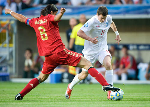 Adam Johnson flyter förbi Sami Khedira