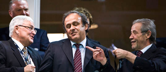 Michel Platini (i mitten) president UEFA