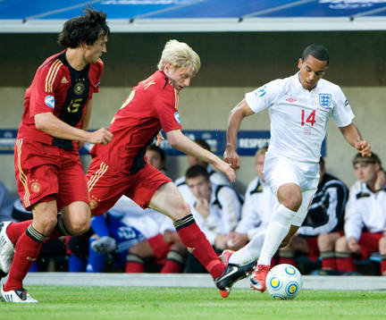 Theo Walcott jagas av Andreas Beck