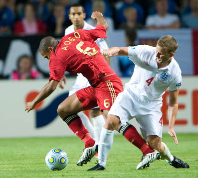 Dennis Aogo mot Lee Cattermole