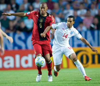 Jerome Boateng mot Theo Walcott