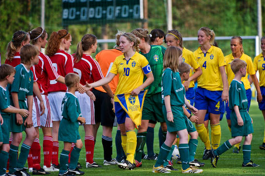 Elin Rubensson hälsar på danska spelare