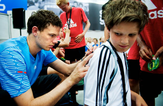 Marcus Berg skriver autografer