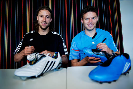 Mattias Bjärsmyr och Marcus Berg signerar fotbollsskor