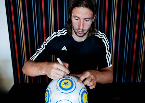Mattias Bjärsmyr signerar fotbollar