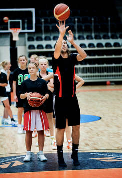 Mattias Bjärsmyr spelar basket