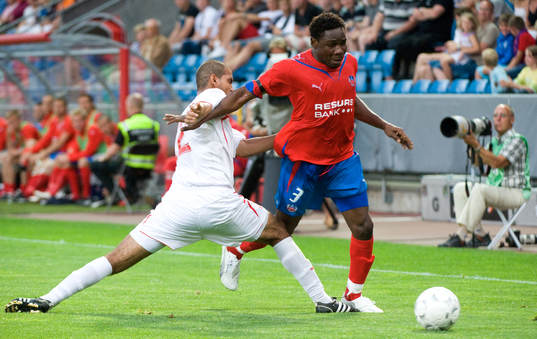 Adama Tamboura går förbi Alex Hendrique Da Silva