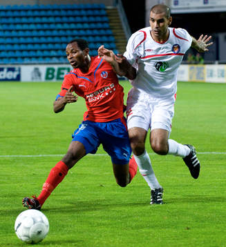 René Makondele får en tryckare