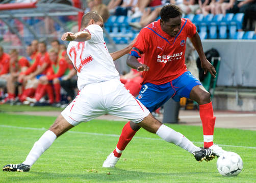 Adama Tamboura går förbi Alex Hendrique Da Silva