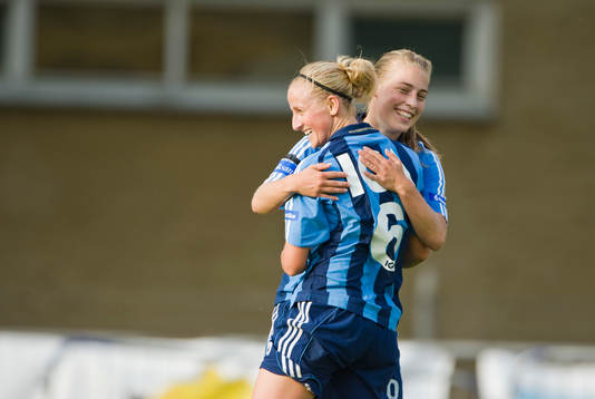 Marijke Callebaut och Linda Sällström, Djurgården kramas