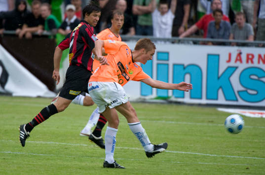 Johan Mårtensson, Gais skjuter på mål, bakom är