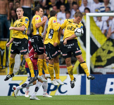 Anders Svensson, Elfsborg, får en boll i ansiktet