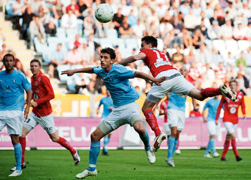 Agon Mehmeti, Malmö FF, vinner en nickduell mot Daniel