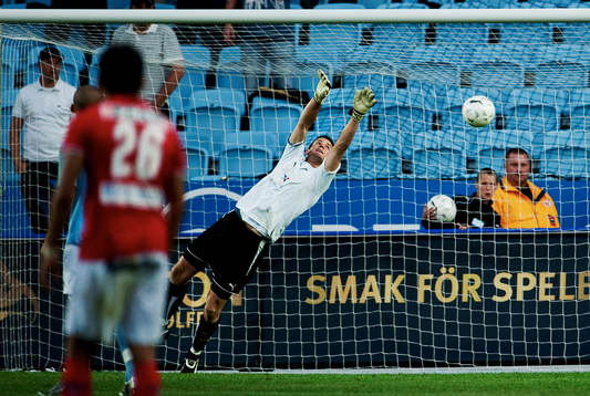 Jonas Sandqvist, målvakt, Malmö FF, släpper in 1-2-målet