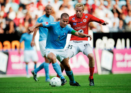 Daniel Andersson, Malmö FF, håller undan bollen från