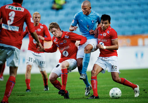 Rasmus Elm och Emin Nouri, Kalmar, stoppar Robert Åhman