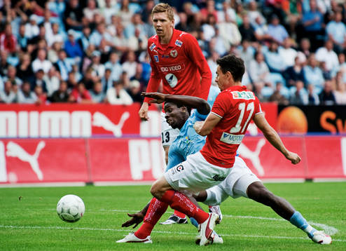 Daniel Mendes, Kalmar, skjuter ett skott förbi Jimmy