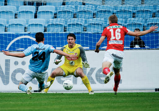 Agon Mehmeti, Malmö FF, är nära att göra mål på
