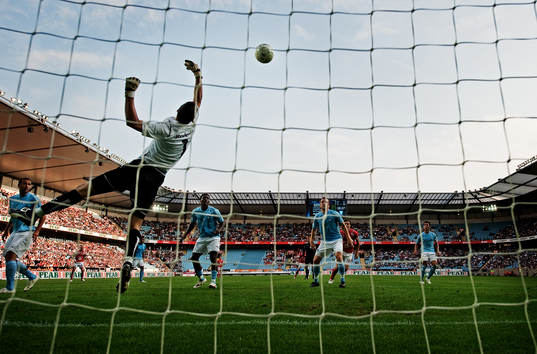 Jonas Sandqvist, målvakt, Malmö FF, räddar ett skott