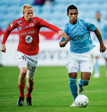 Tobias Eriksson, Kalmar, jagar Wilton Figueiredo, Malmö FF