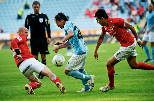 Henrik Rydström, Kalmar, tacklar Ricardo Ferreira da