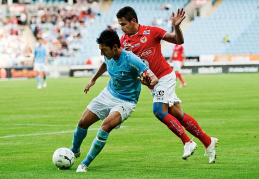 Jiloan Hamad, Malmö FF, håller undan Daniel Sobralense,