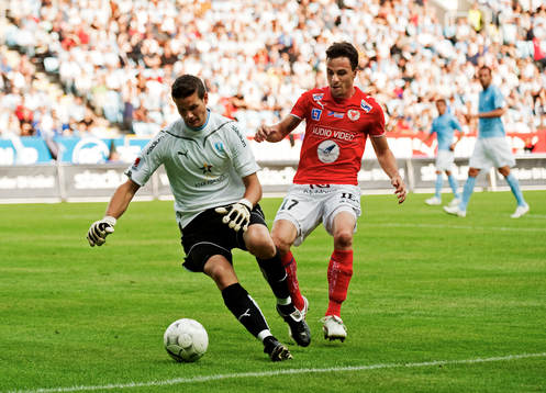 Jonas Sandqvist, målvakt, Malmö FF, tar bollen framför