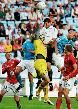 Jonas Sandqvist, målvakt, Malmö FF, går upp och nickar