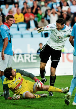 Jonas Sandqvist, målvakt, Malmö FF, sparkar på en