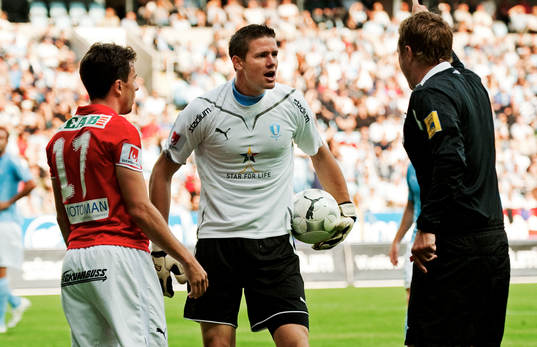 Jonas Sandqvist, målvakt, Malmö FF, skäller på domare