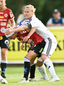 Anne Mäkinen, AIK, trycker till Gudny Björk Odinsdottir,
