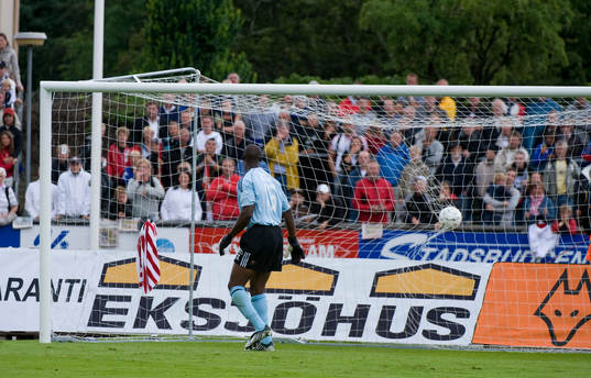 Pa Dembo Touray, Målvakt Djurgården ser på när Rasmus