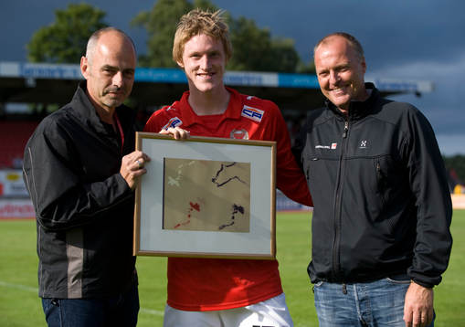Svenska spel, matchens lirare, Rasmus Elm får en tavla av