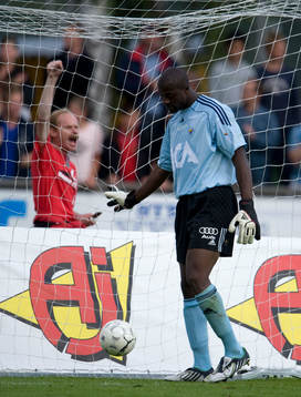 Pa Dembo Touray, Målvakt Djurgården hämtar bollen i