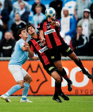 Agon Mehmeti, Malmö FF, i kamp om bollen med Mauricio