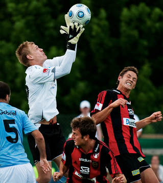 Johan Dahlin, målvakt, Malmö FF, plockar ner bollen